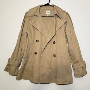 100% Cotton femme trench coat featuring a double-breasted silhouette